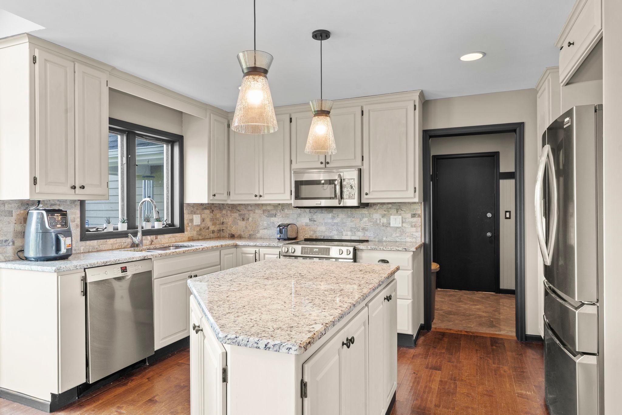 31-web-or-mls-9490 Wedgewood Dr-158.jpg
