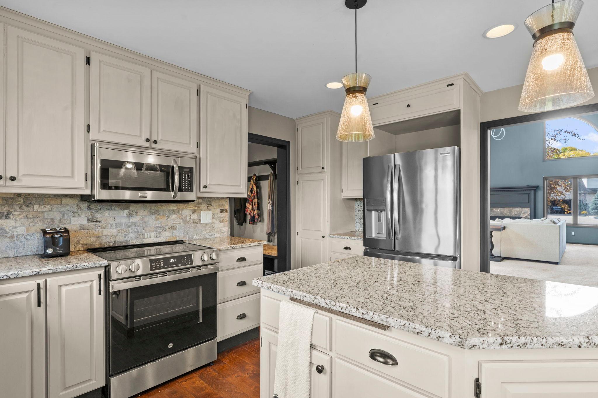 34-web-or-mls-9490 Wedgewood Dr-173.jpg