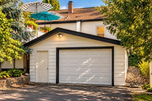 Oversized 1 car garage (enhanced)