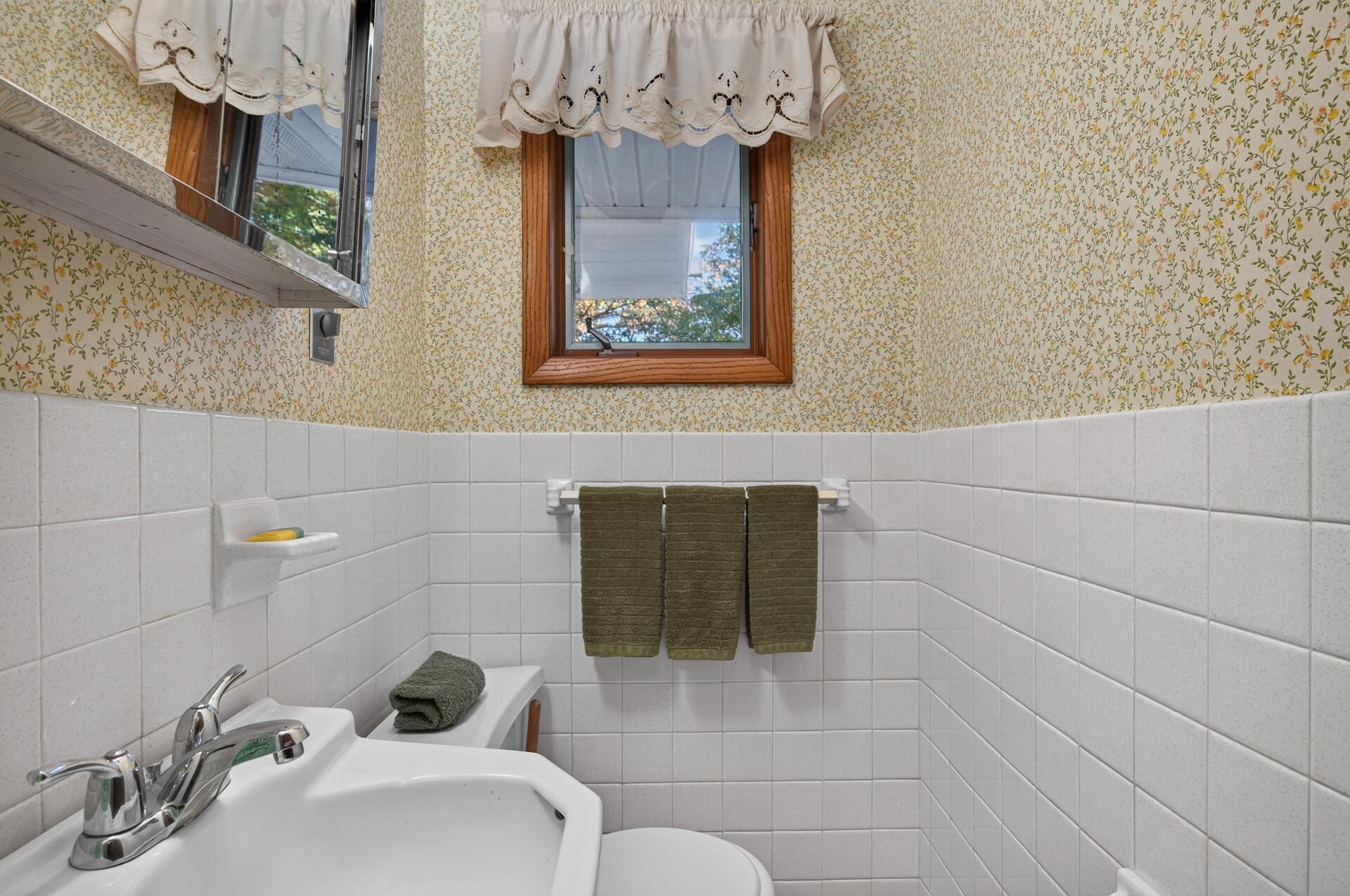 Main Level 1/2 bath