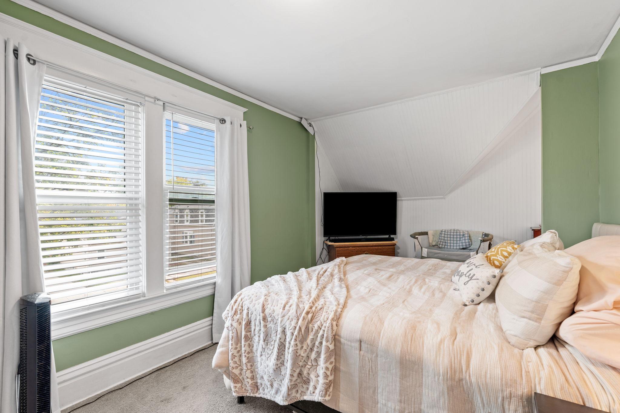 22-web-or-mls-229 4th Ave N 22.jpg