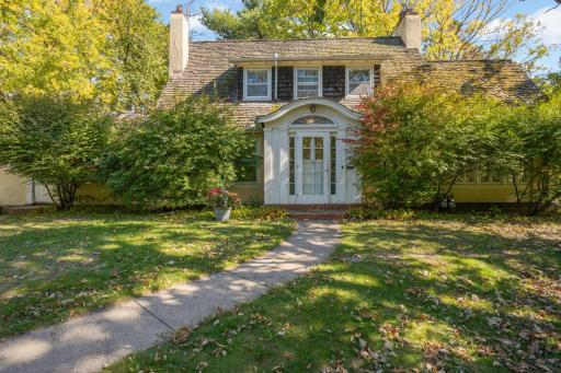 10 Benhill Road, Saint Paul, MN 55105