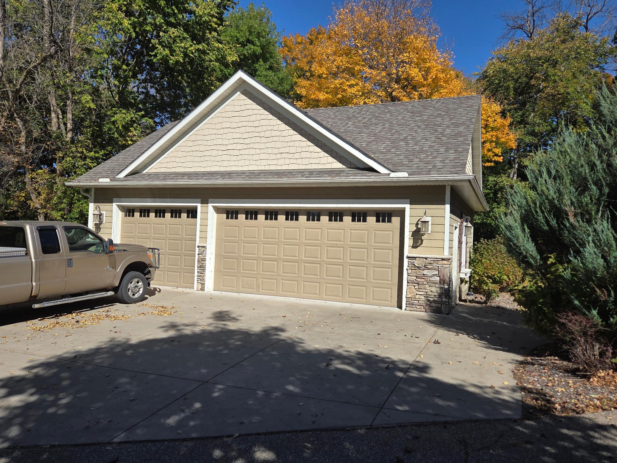 Detached garage 36x28: heated, insulated, 220 amp
