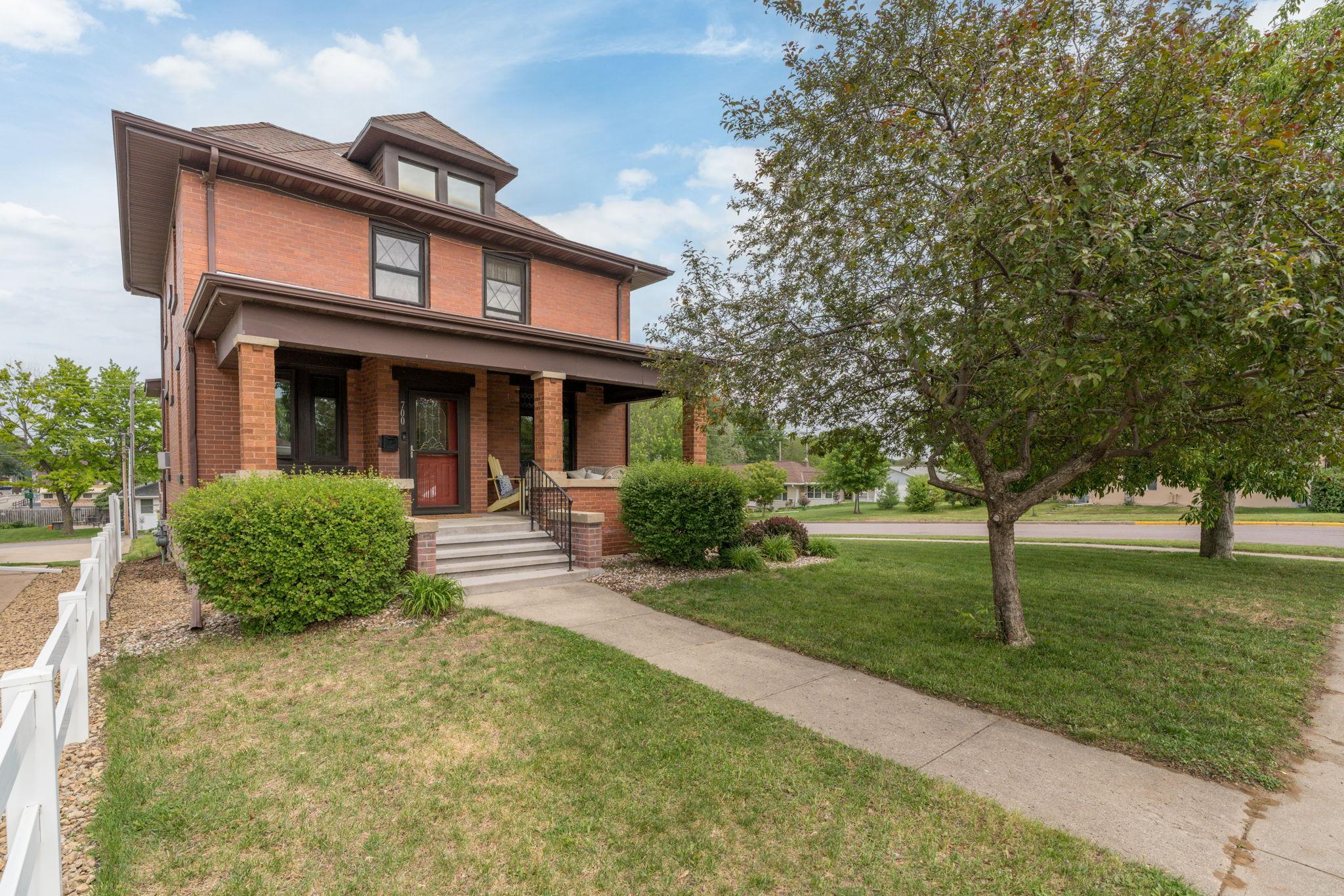 1-web-or-mls-700-n-state-st.jpg