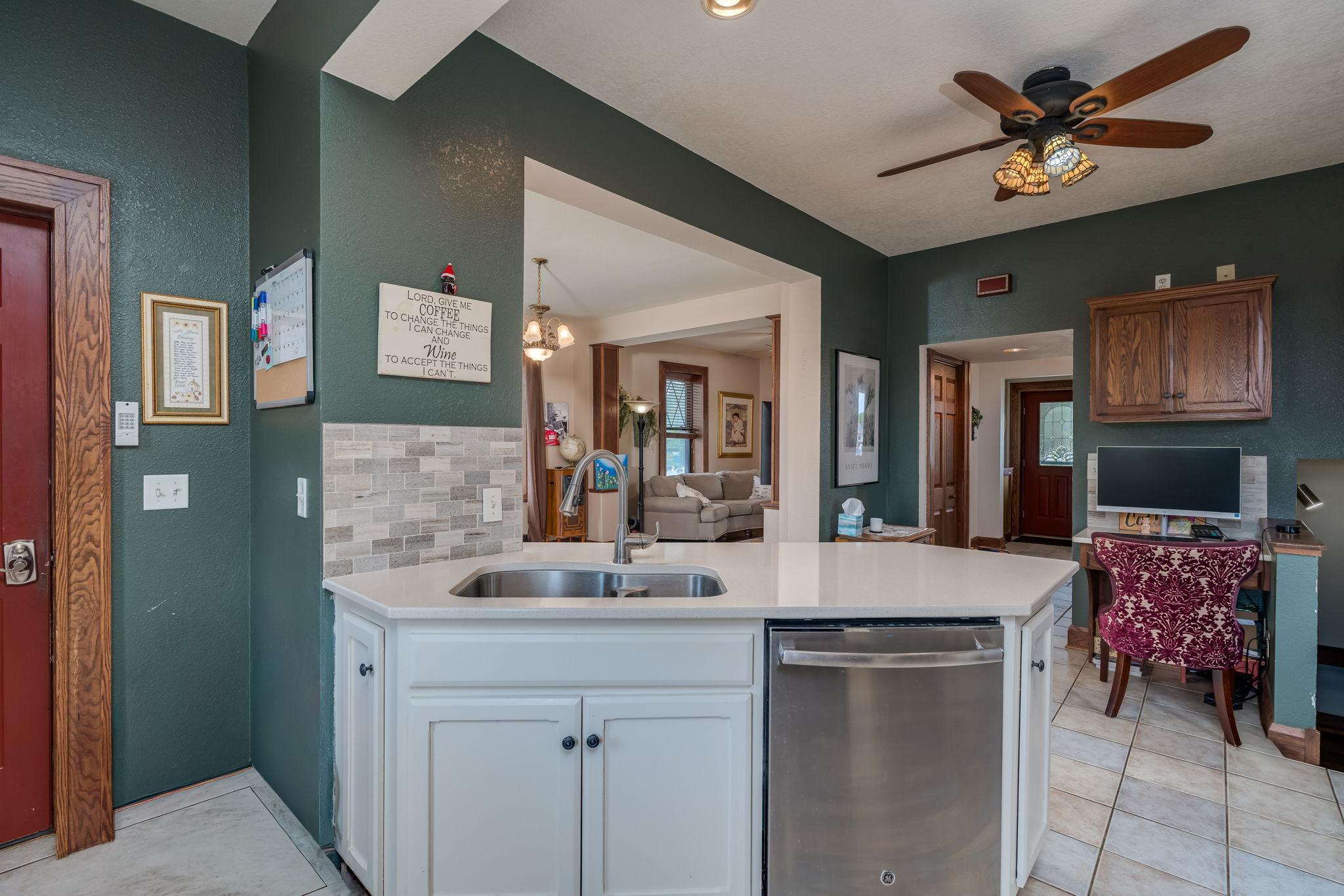 17-web-or-mls-700-n-state-st.jpg