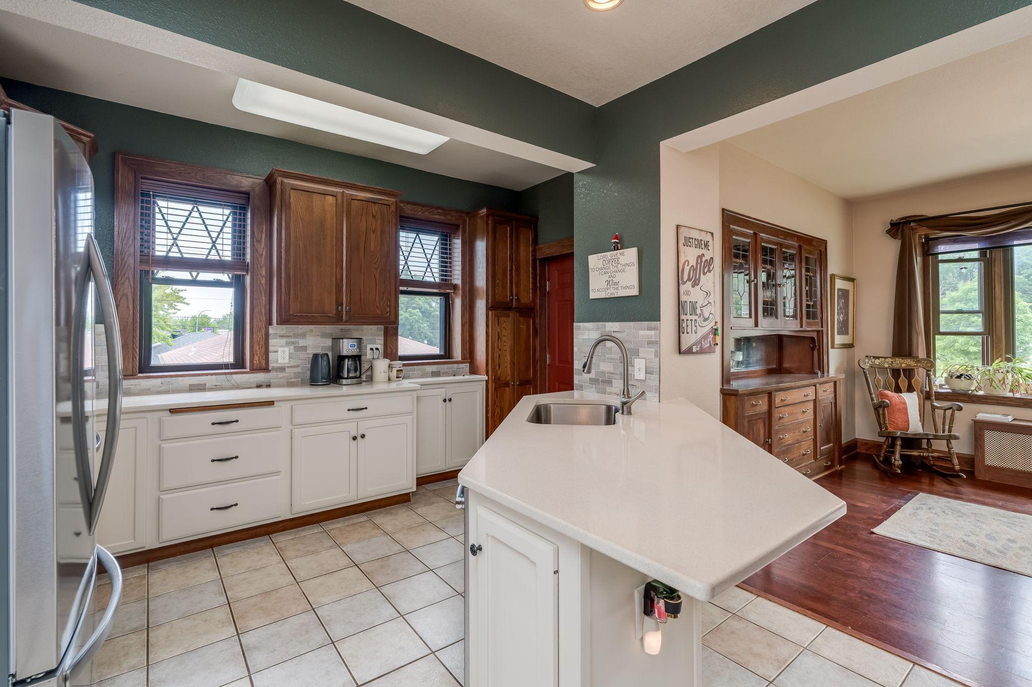 15-web-or-mls-700-n-state-st.jpg