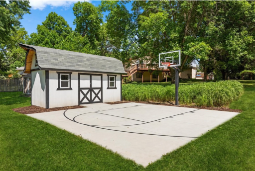 1425 Meadow Court, Chaska, MN 55318