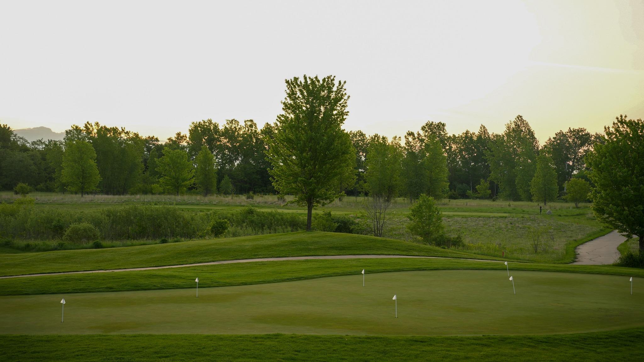 Access world-class golfing and pristine surroundings right in your own community. (Photo courtesy of The Jewel Golf Club)