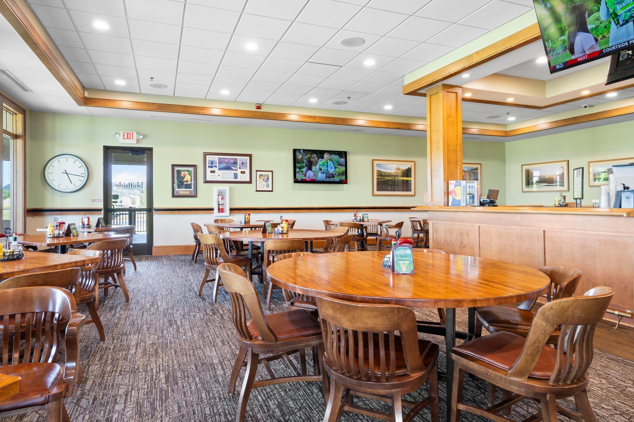 Bluffside Grill & Bar offers a variety of menu items ranging from casual burgers and beer to signature dinner entrees. (Photo courtesy of The Jewel Golf Club)
