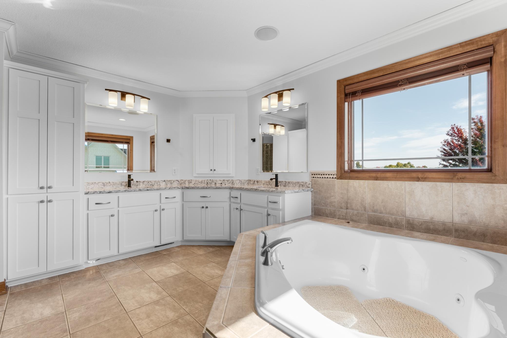 Great Views and Cozy Jetted Tub