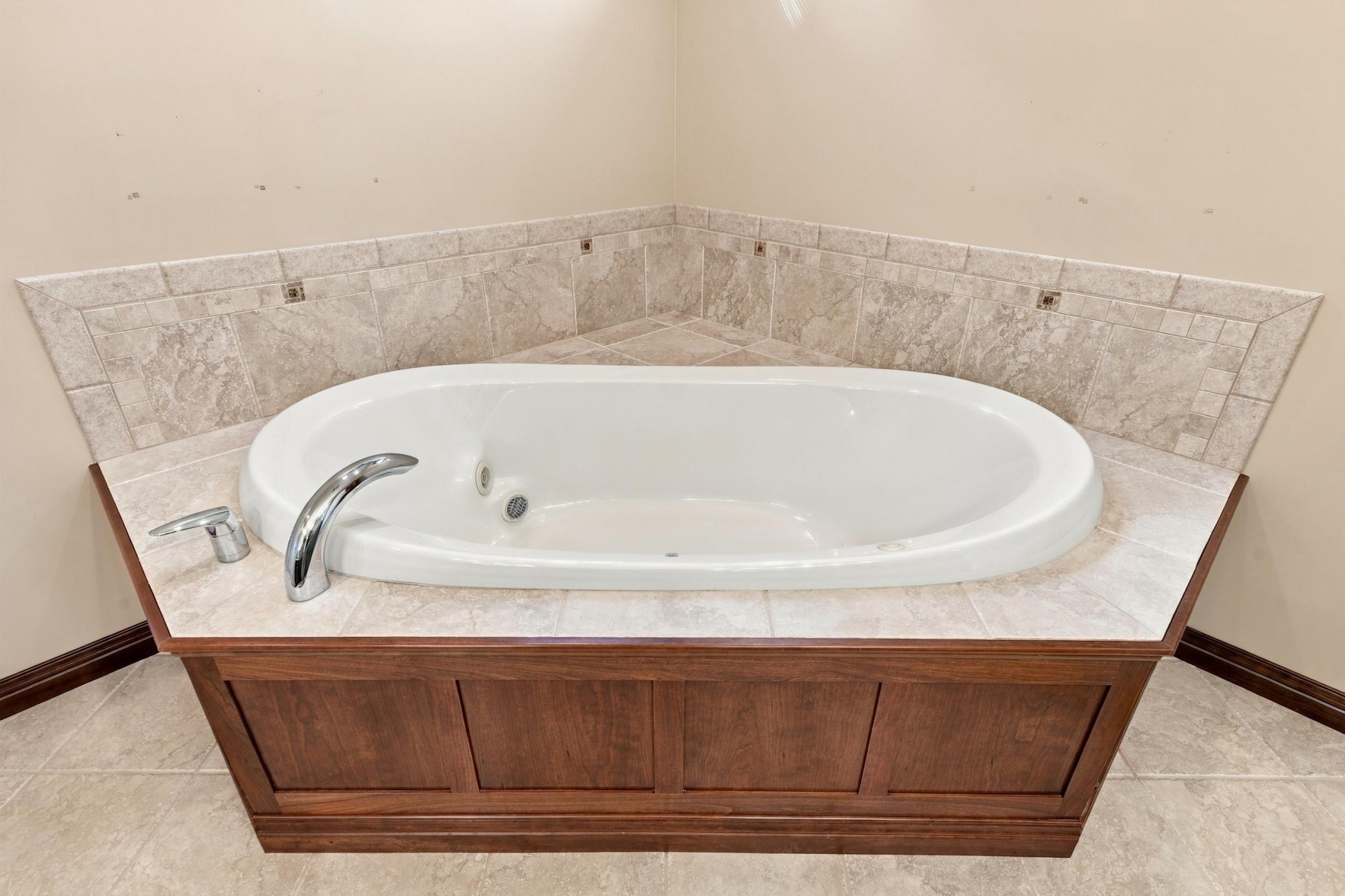Jetted soaker tub in primary bath