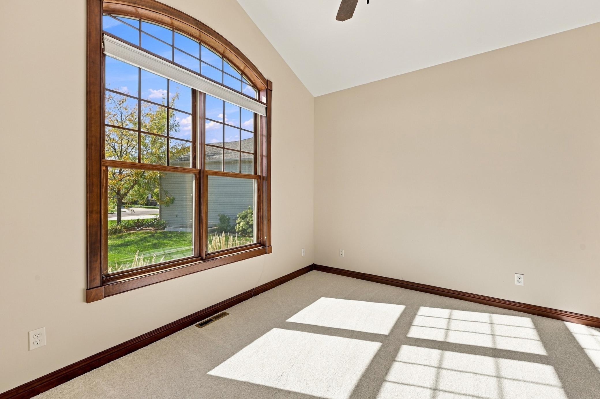 Bedroom at front and also be an office