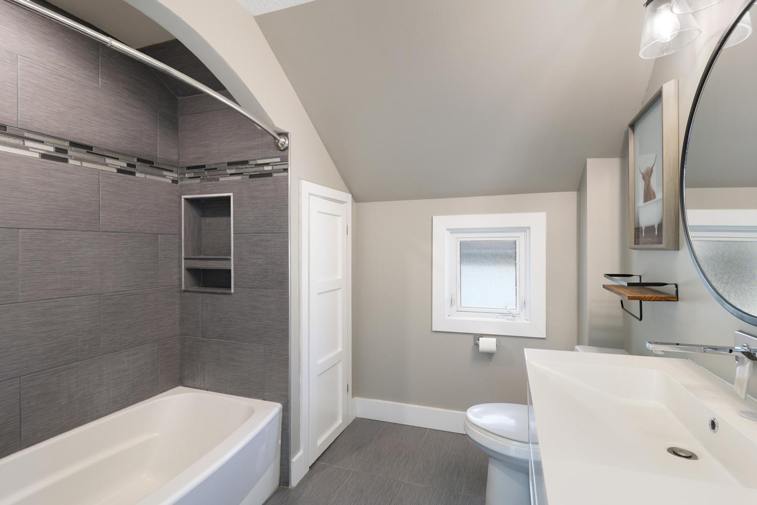 Upper level full bath.