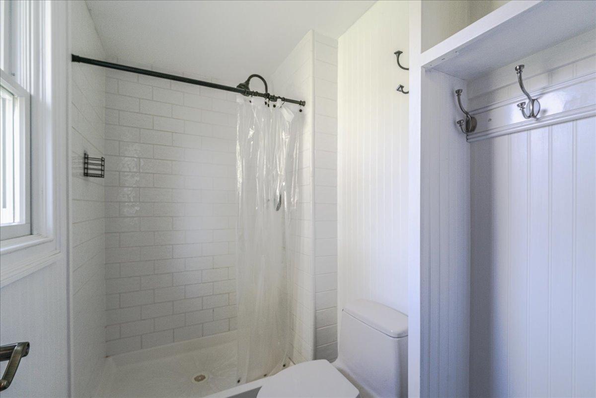 Primary Bathroom (2).jpg