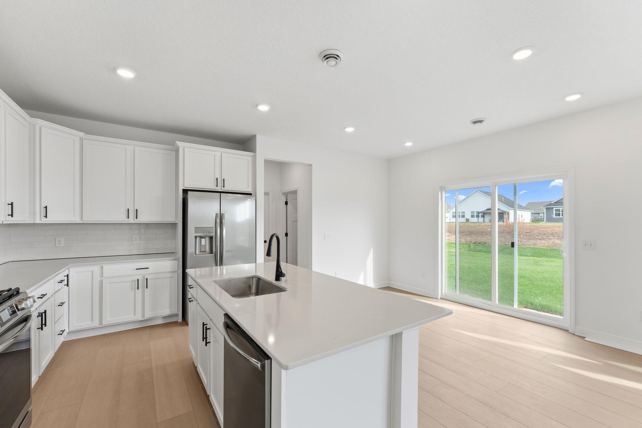 Ceramic tile surround is set above quality quartz countertops to effortlessly blend together style and functionality