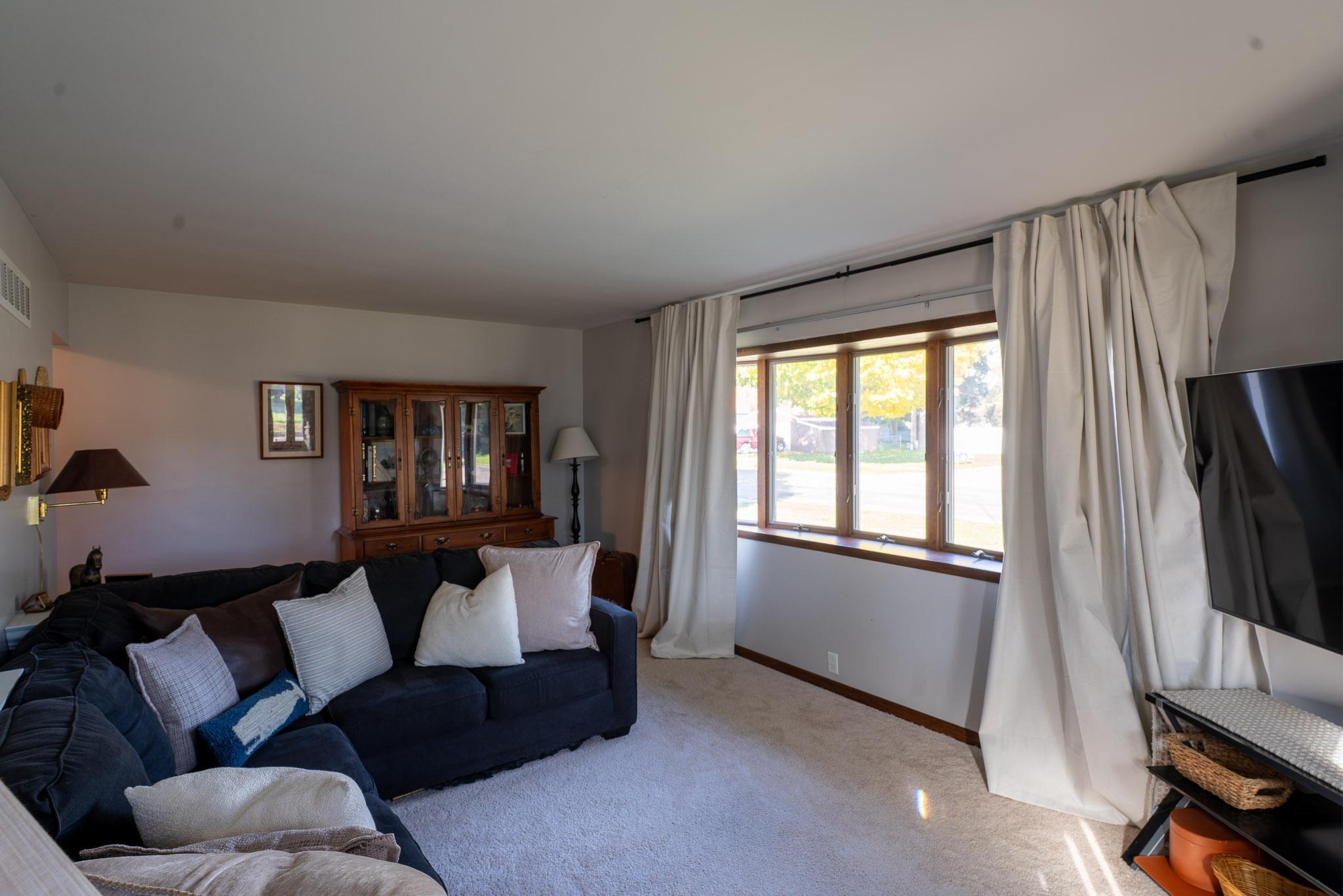 12_LivingRoom.jpg