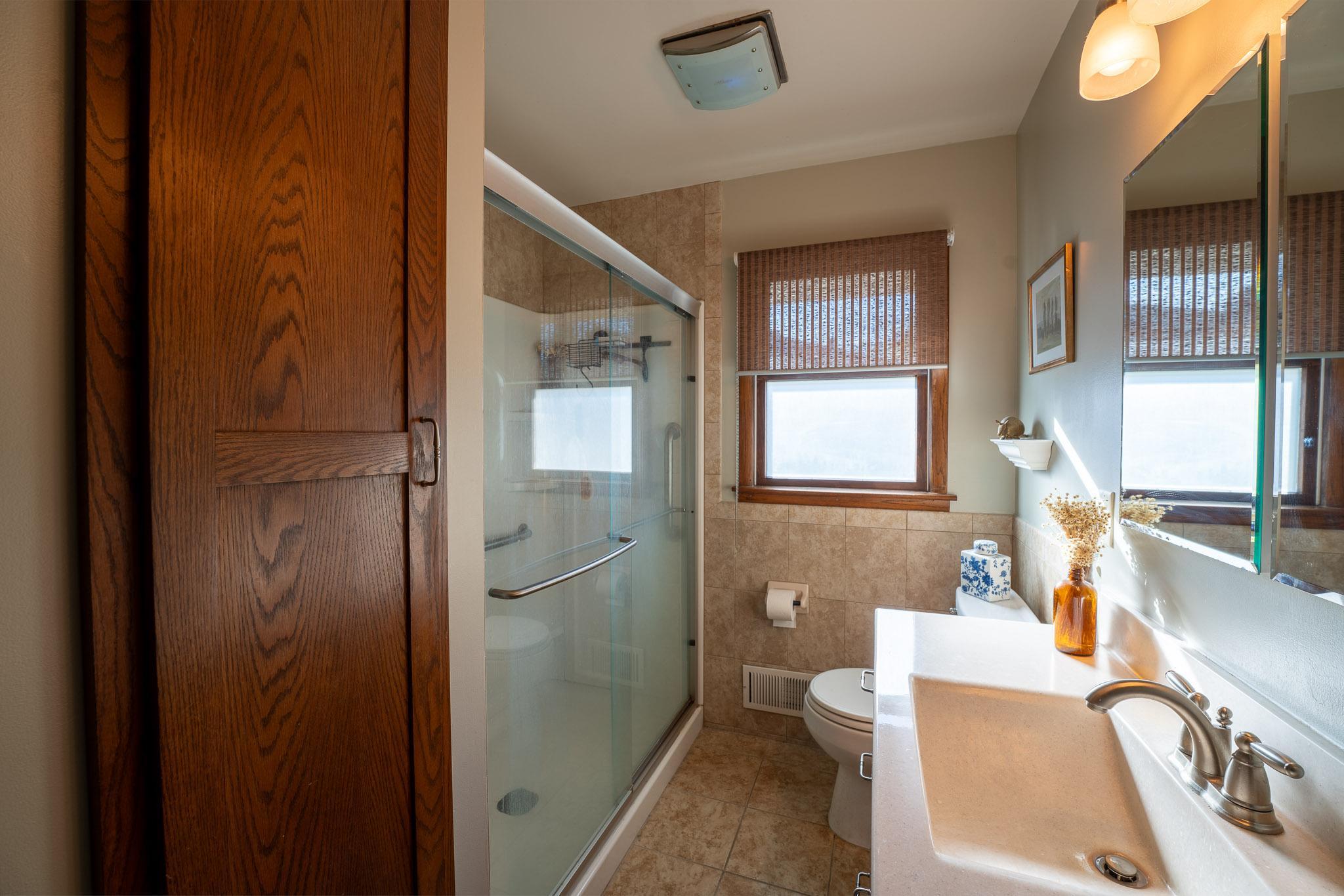 10_Bathroom.jpg