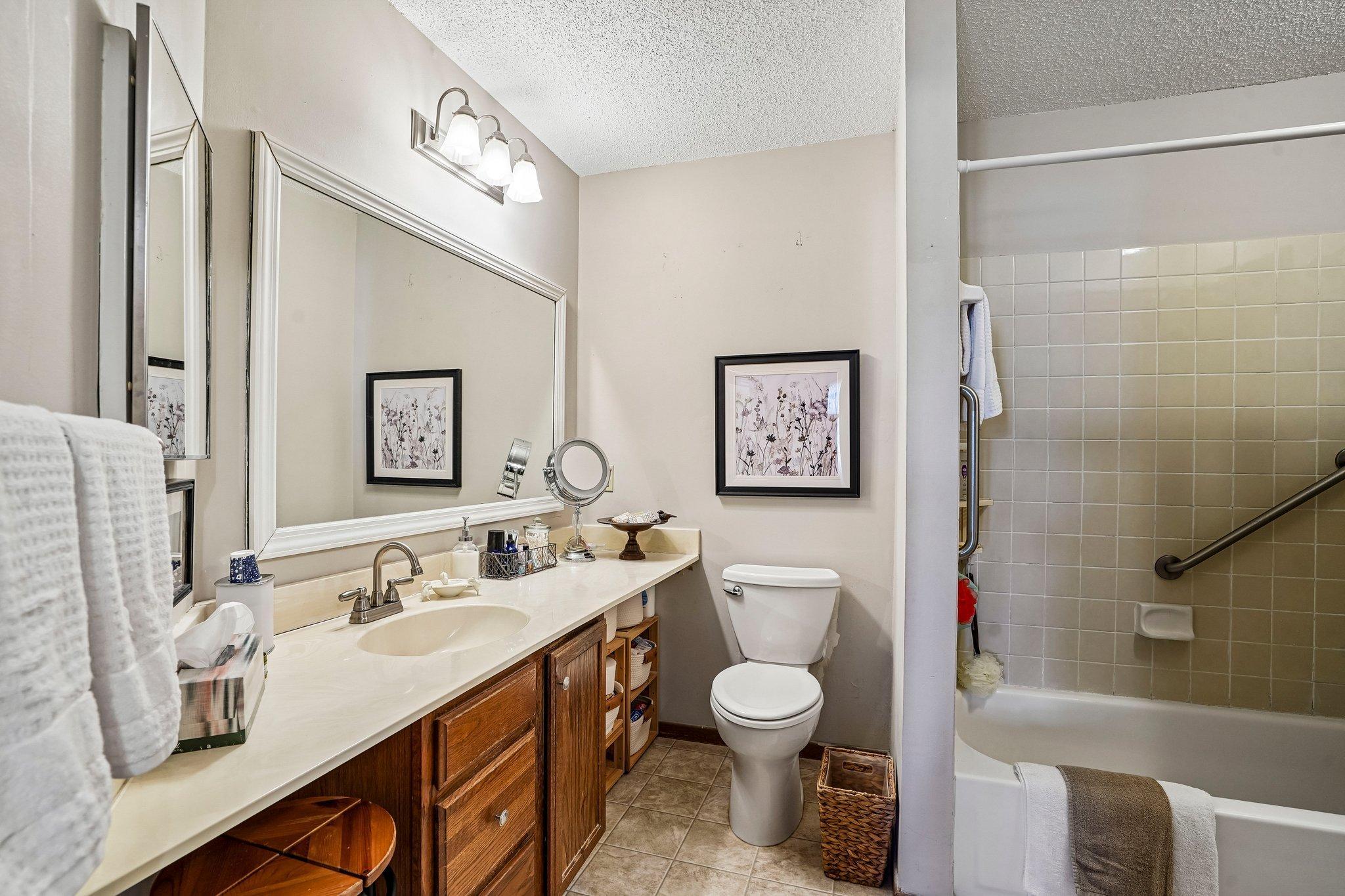 31-web-or-mls-W 110th St-S0810-031.jpg