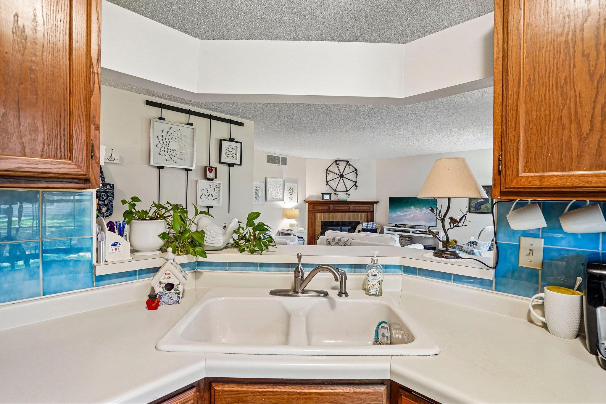 25-web-or-mls-W 110th St-S0810-025.jpg