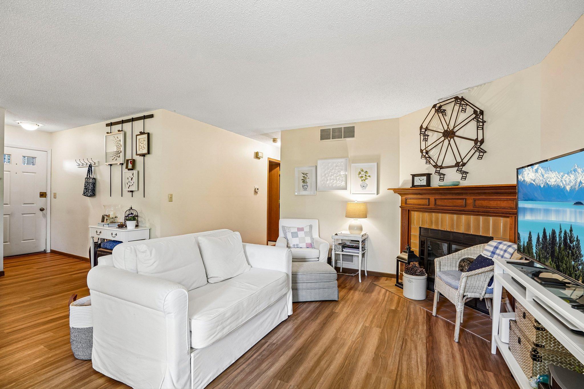 12-web-or-mls-W 110th St-S0810-012.jpg