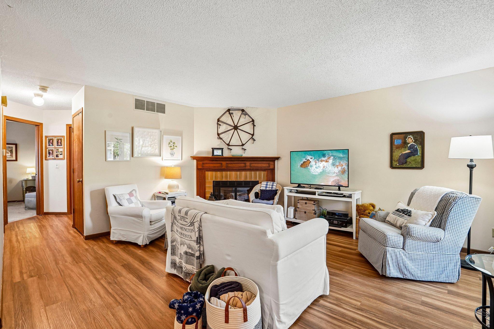 10-web-or-mls-W 110th St-S0810-010.jpg
