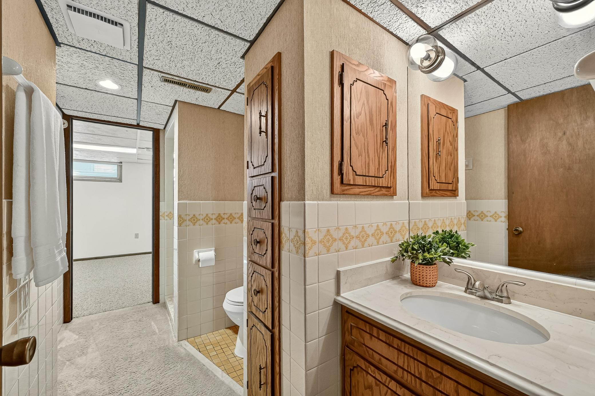 Lower level 3/4 bath.