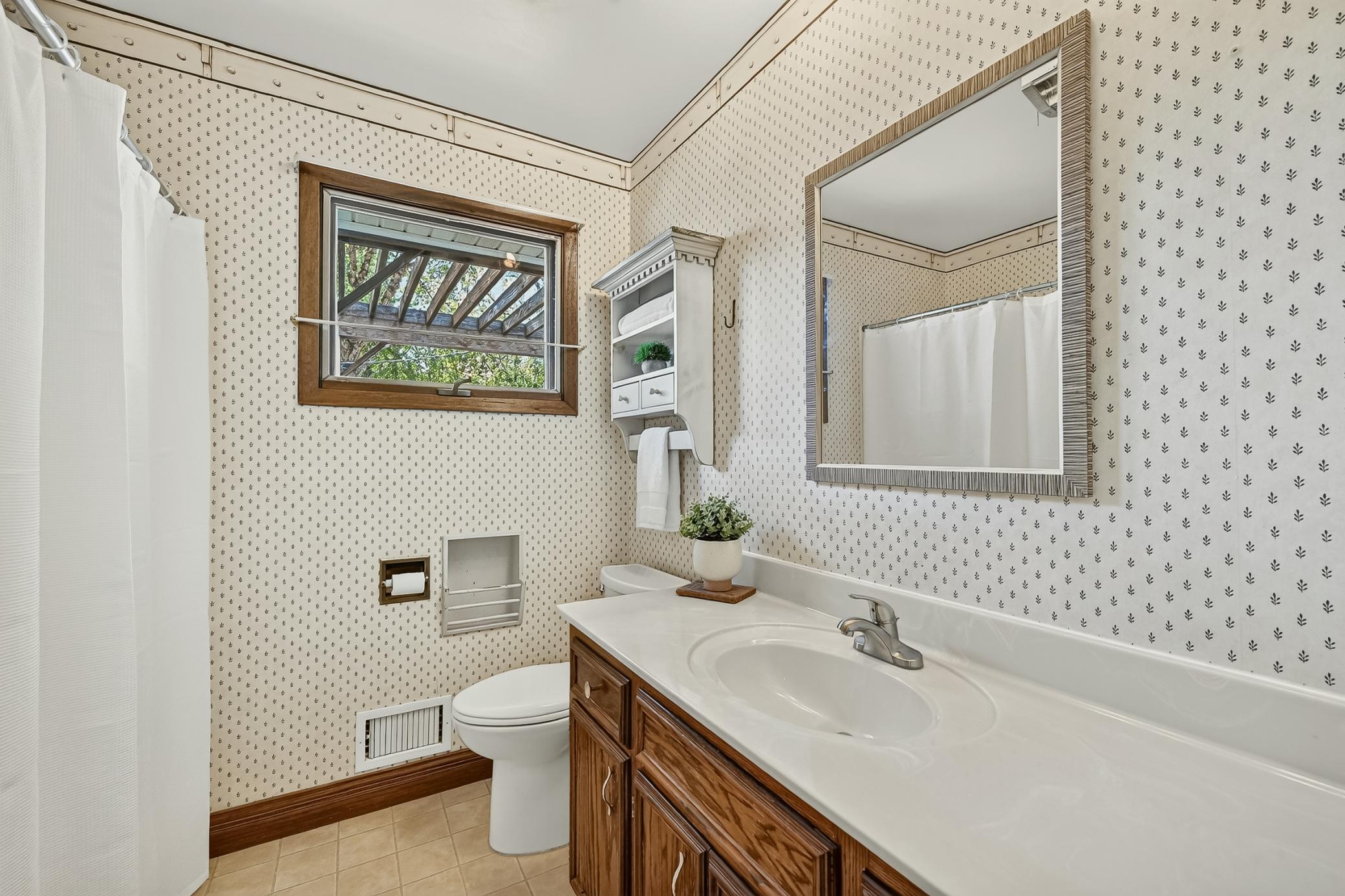Main floor full bath with tiled floor.