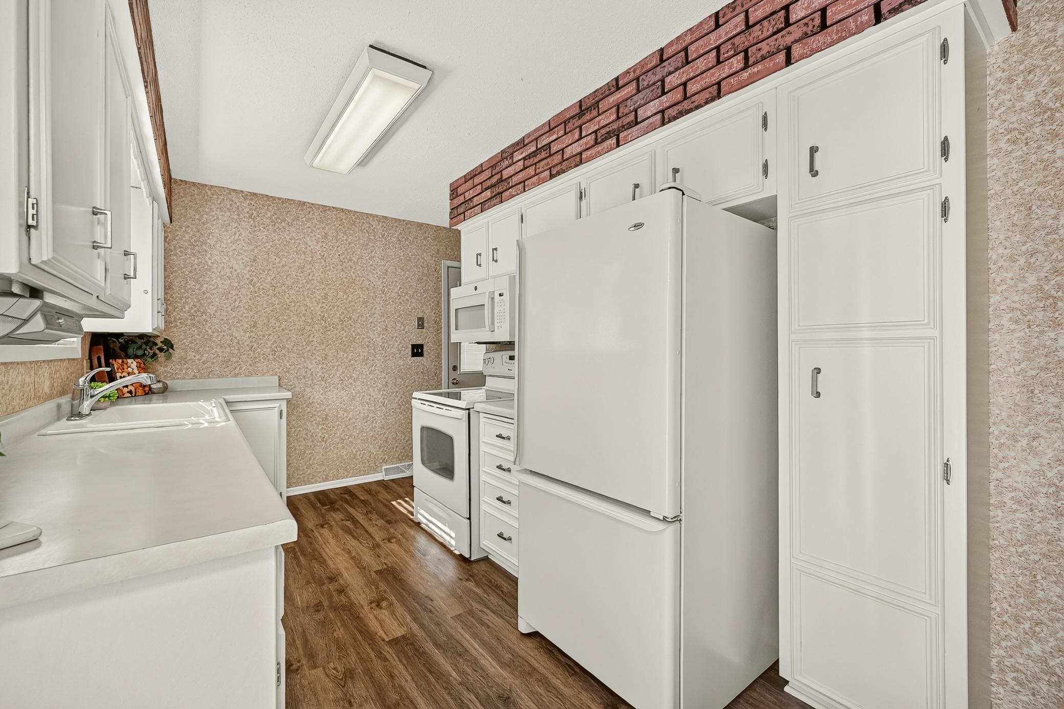 Nice cabinet and pantry space.
