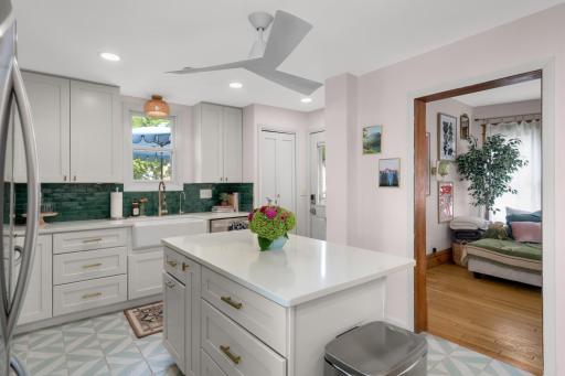 Farm-style sink and stainless appliances? Yes, please.