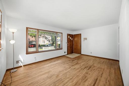 3-web-or-mls-920_Magnolia_Ave_E_Saint_Paul_MN_55106_006.jpg