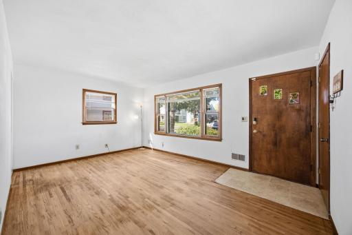 5-web-or-mls-920_Magnolia_Ave_E_Saint_Paul_MN_55106_007.jpg