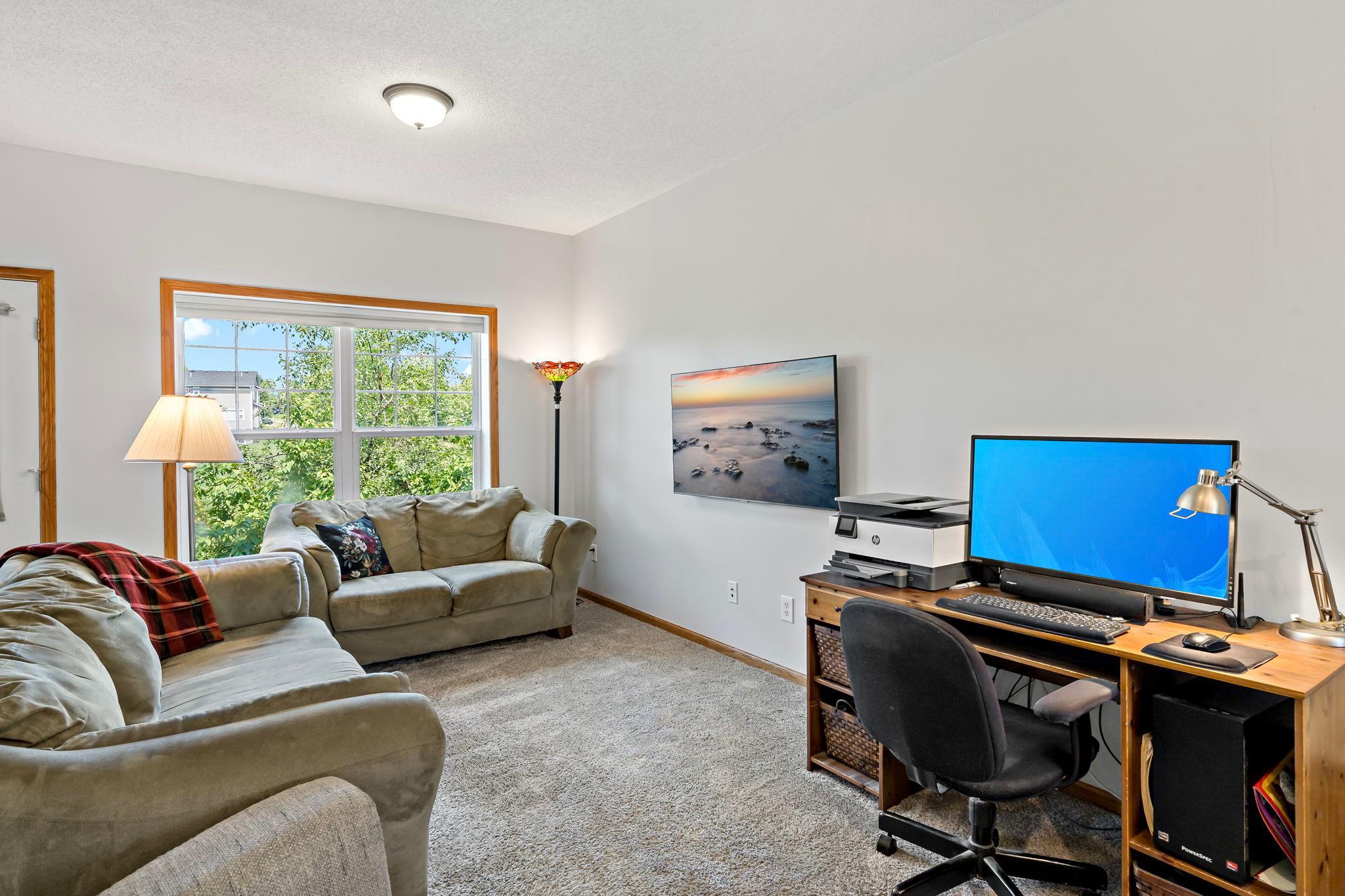 14-web-or-mls-2935 Hemingway Dr Chaska MN_0014.jpg