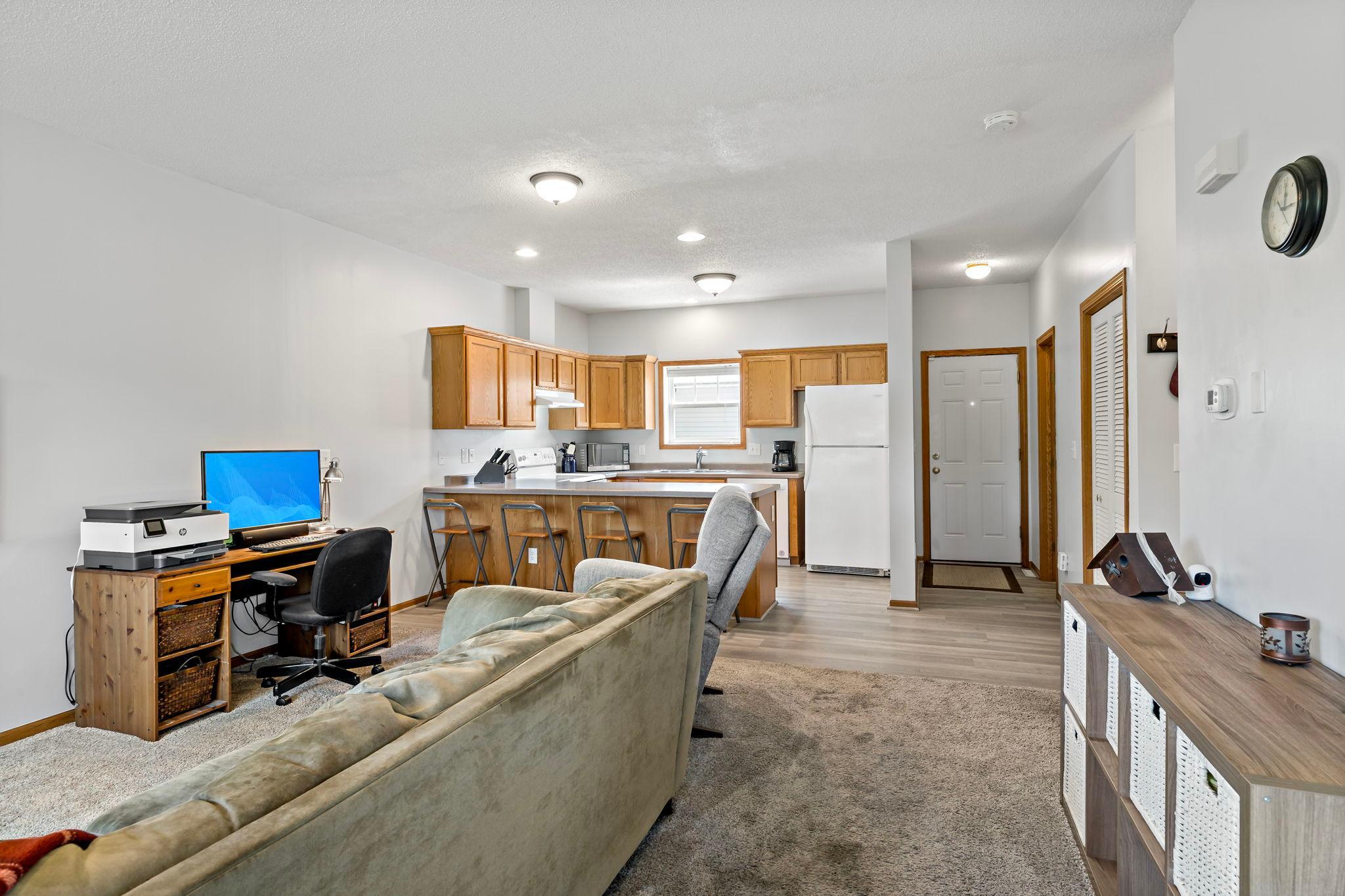 13-web-or-mls-2935 Hemingway Dr Chaska MN_0013.jpg
