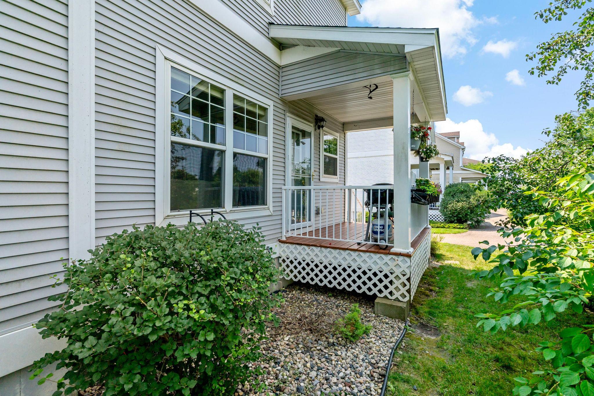 7-web-or-mls-2935 Hemingway Dr Chaska MN_0007.jpg