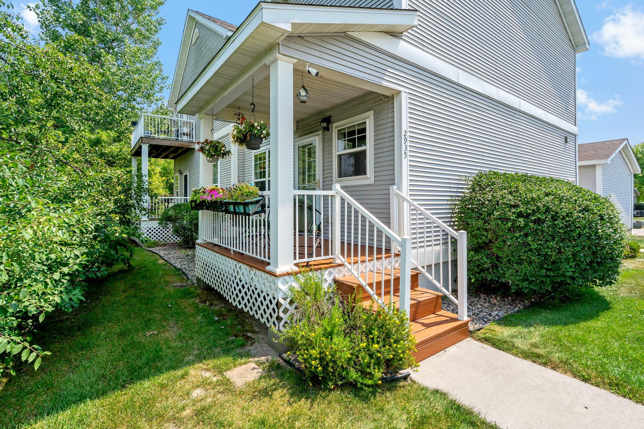 6-web-or-mls-2935 Hemingway Dr Chaska MN_0006.jpg