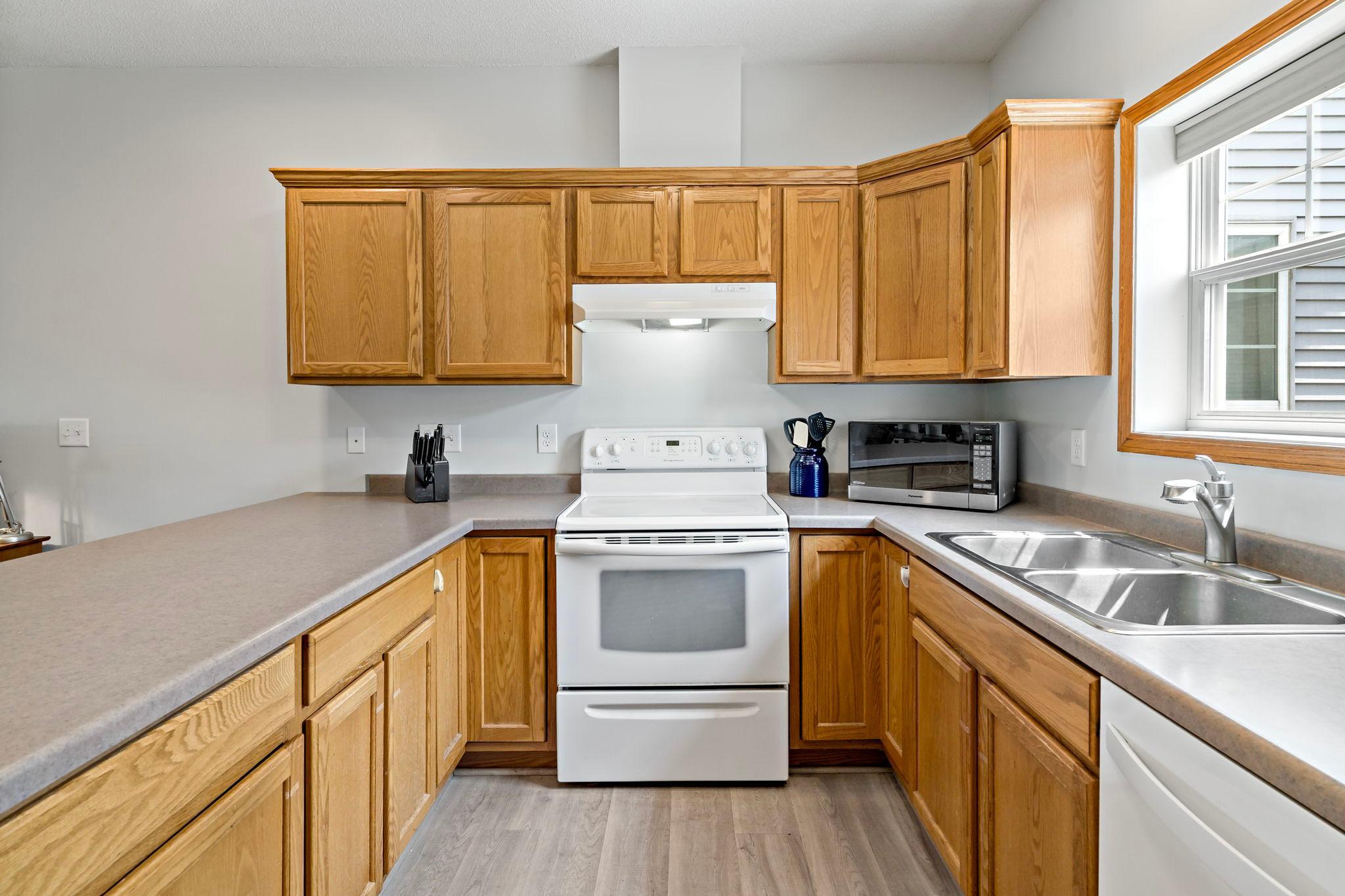 20-web-or-mls-2935 Hemingway Dr Chaska MN_0019.jpg