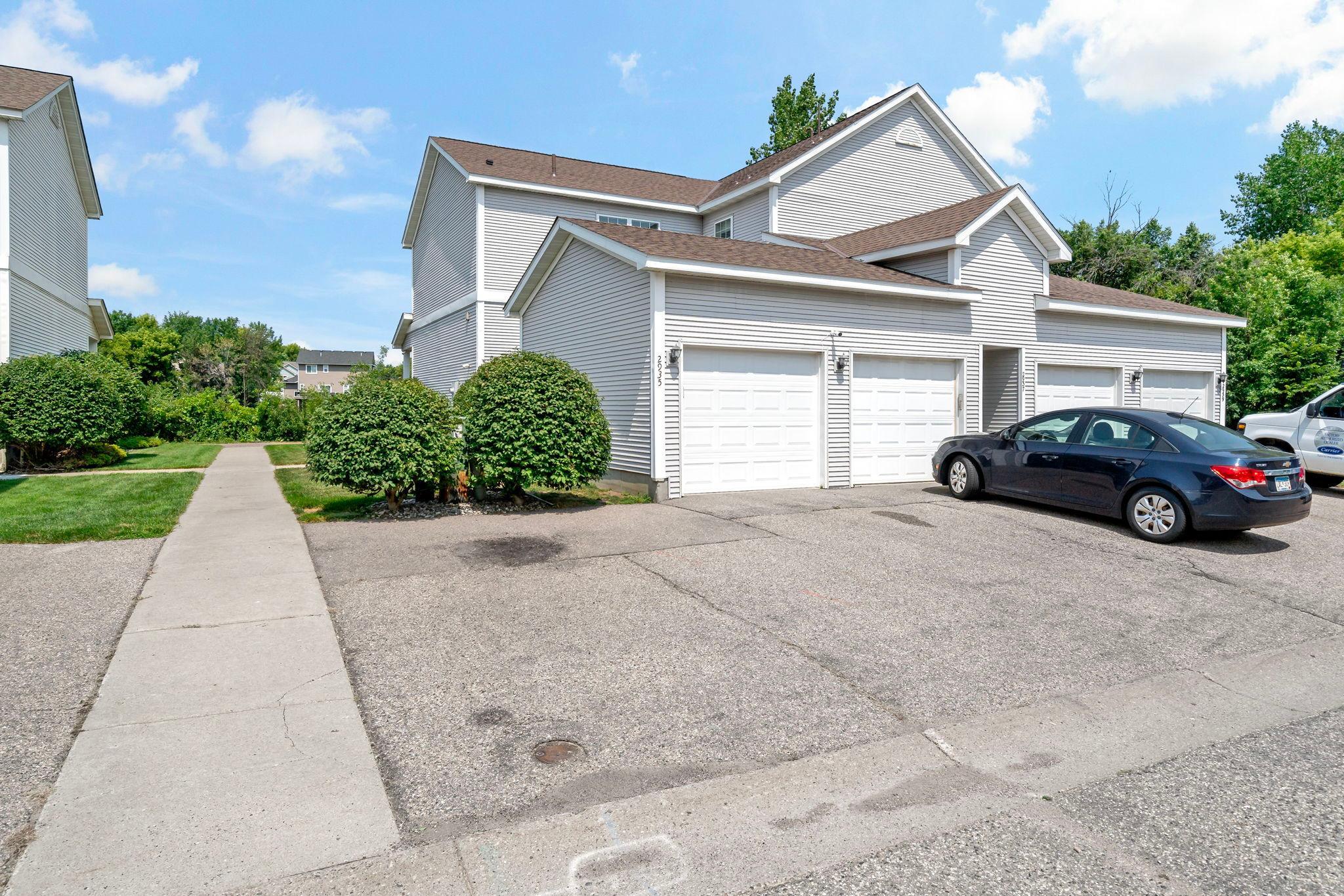 1-web-or-mls-2935 Hemingway Dr Chaska MN_0001.jpg