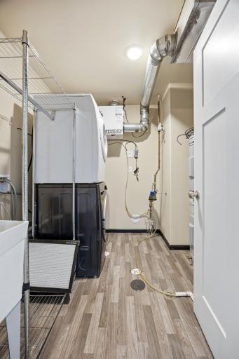 Laundry/Utility (wash sink & washer/dryer included)