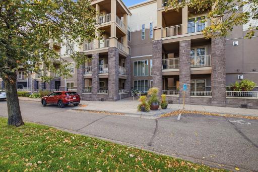 4-web-or-mls-2201_Village_Ln_Bloomingtron_MN_004.jpg