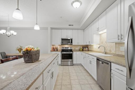 17-web-or-mls-2201_Village_Ln_Bloomingtron_MN_017.jpg