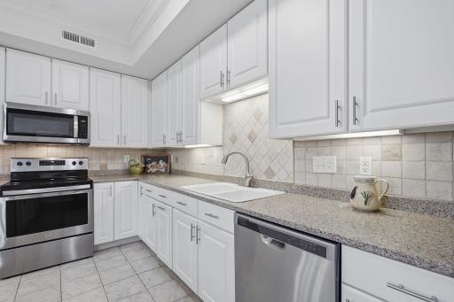 18-web-or-mls-2201_Village_Ln_Bloomingtron_MN_018.jpg