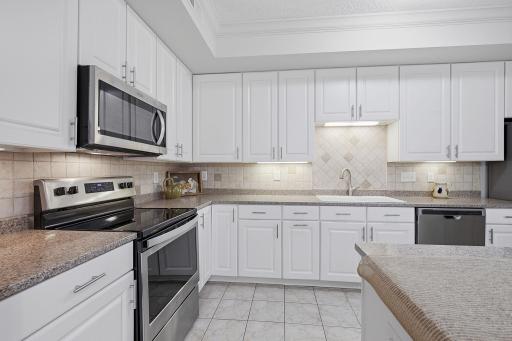 21-web-or-mls-2201_Village_Ln_Bloomingtron_MN_021.jpg