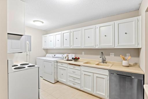 1207 Trailwood S, Hopkins, MN 55343