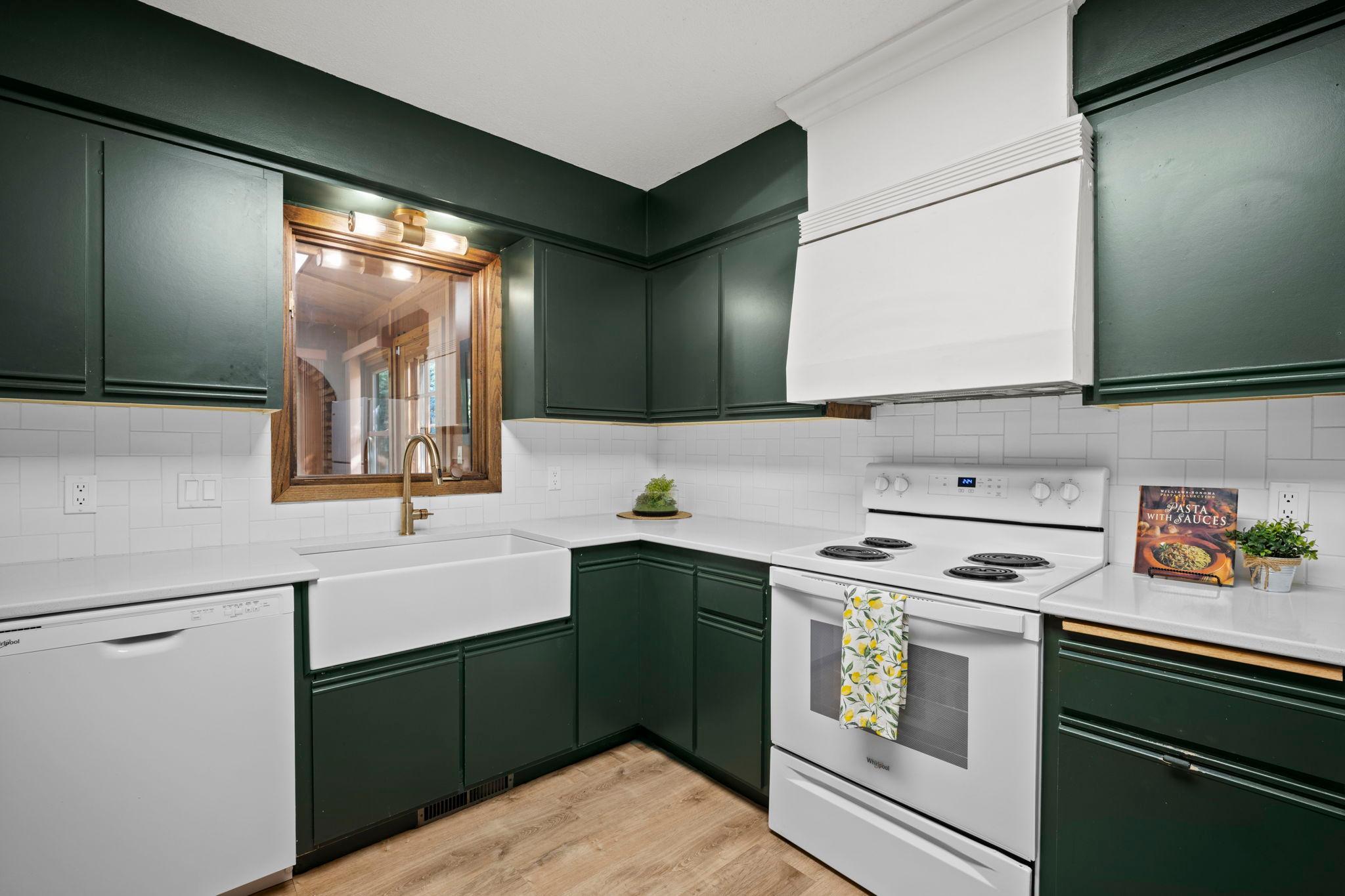 Updated kitchen w/quartz countertops