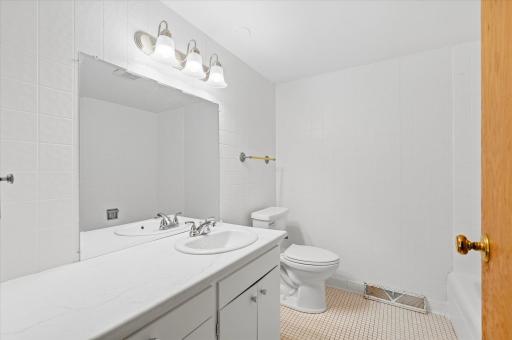 34 5th Street NW, Melrose, MN 56352