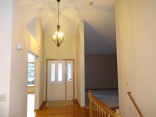 2 - Inviting Entry with Vaulted Ceiling.JPG