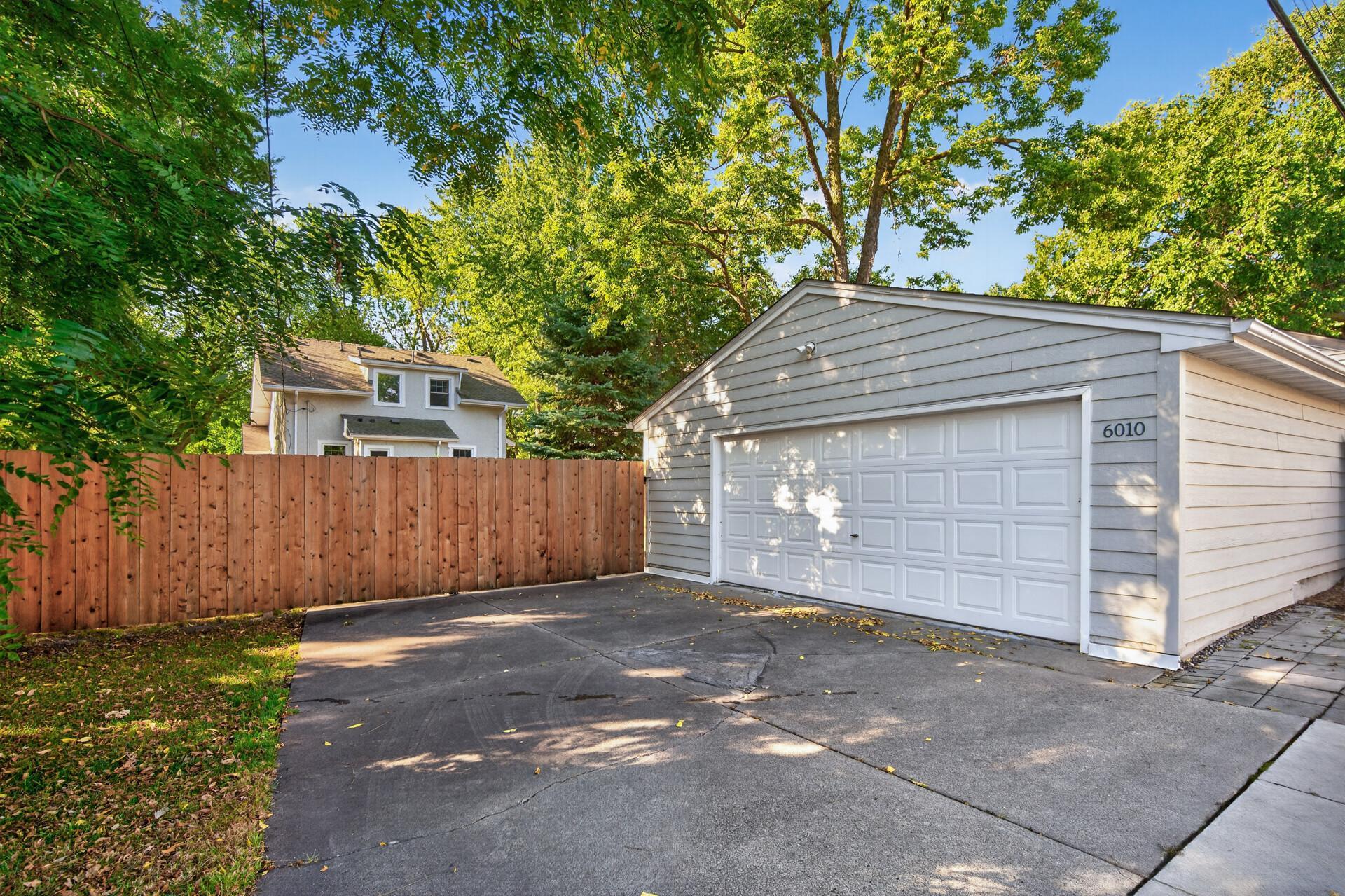 2 Garage Stalls