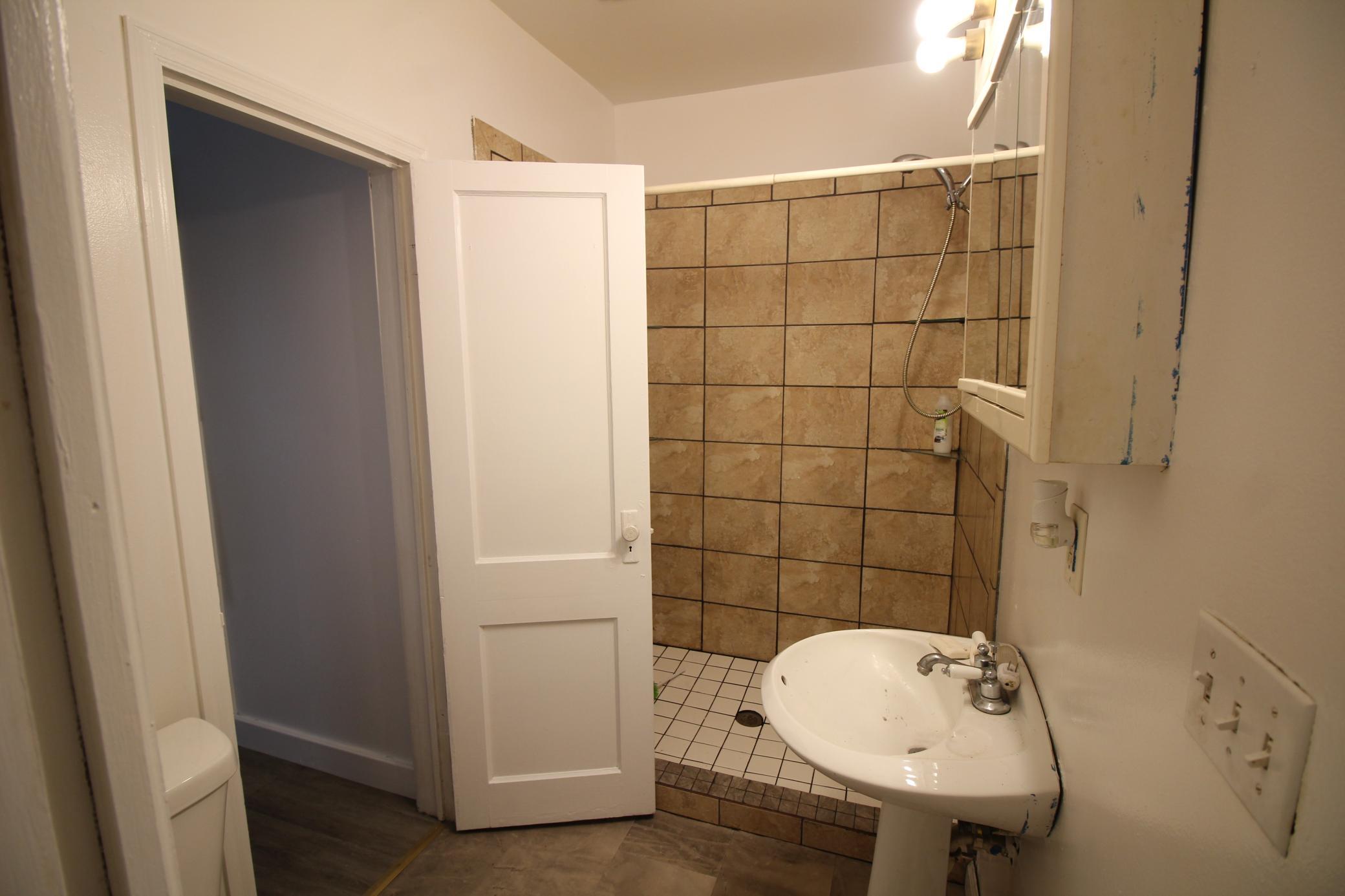 Main Bath.JPG