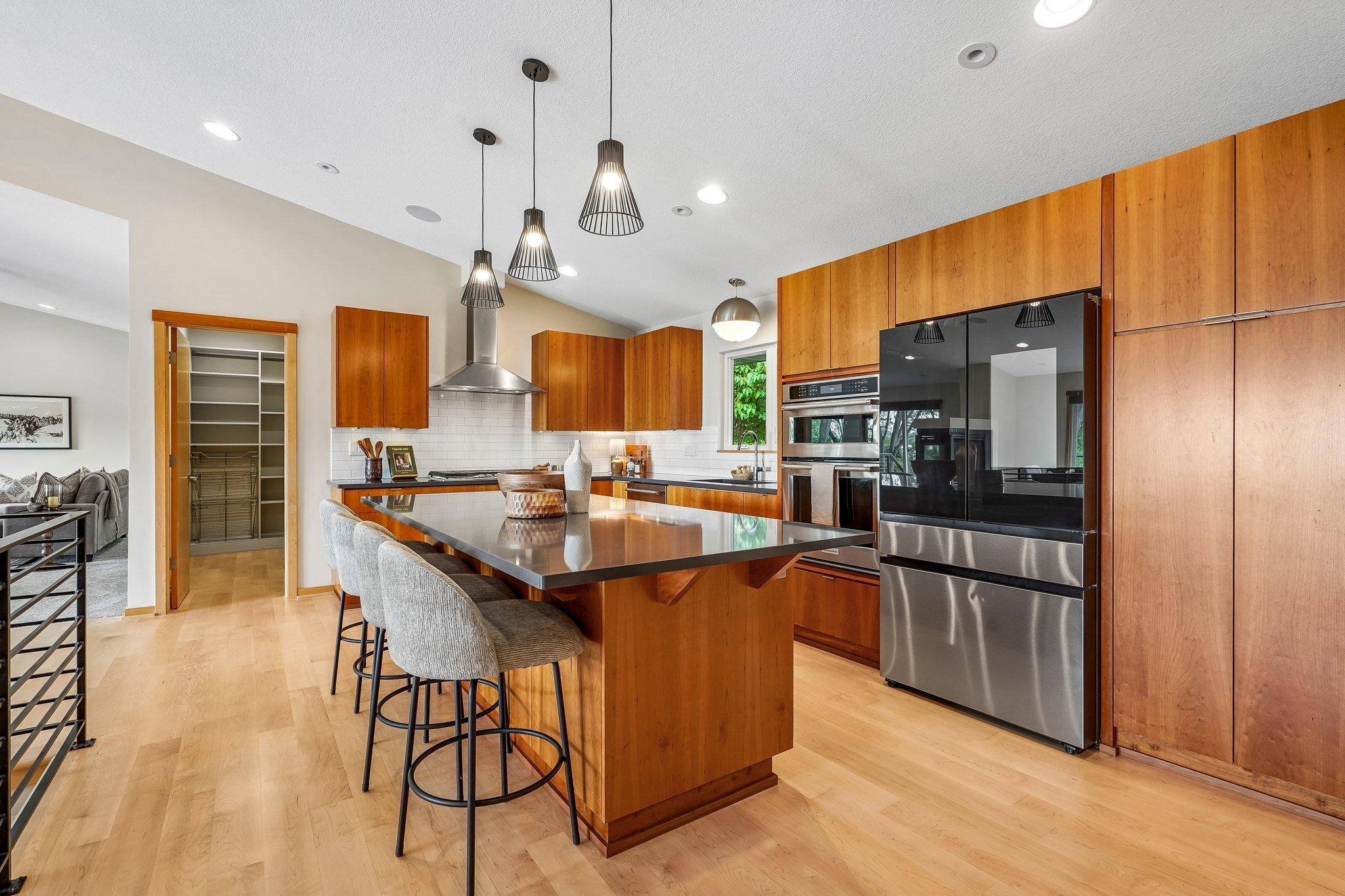 17-web-or-mls-Old Mill Ct-S0508-017.jpg