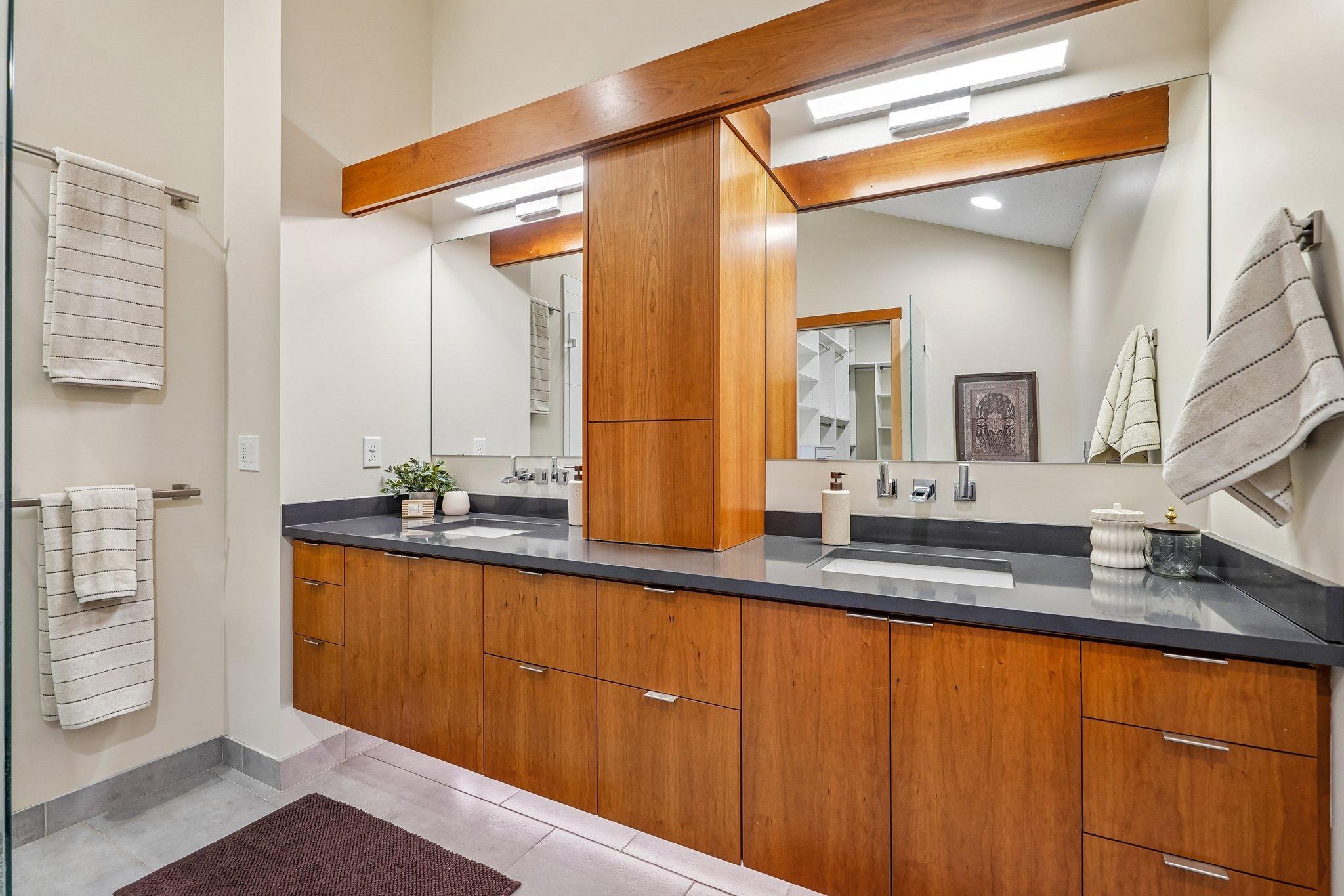 32-web-or-mls-Old Mill Ct-S0508-032.jpg